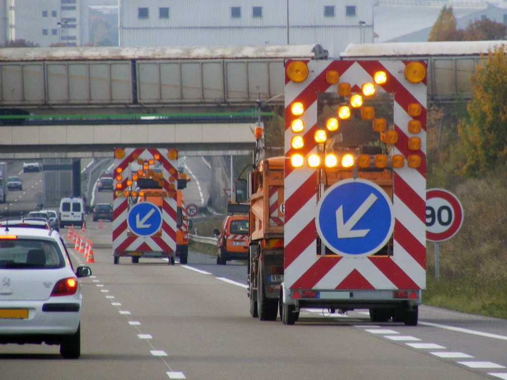 véhicule équipé d'une FLU (Flèche Lumineuse d'Urgence) - Amélioration de la sécurité en zone d'intervention