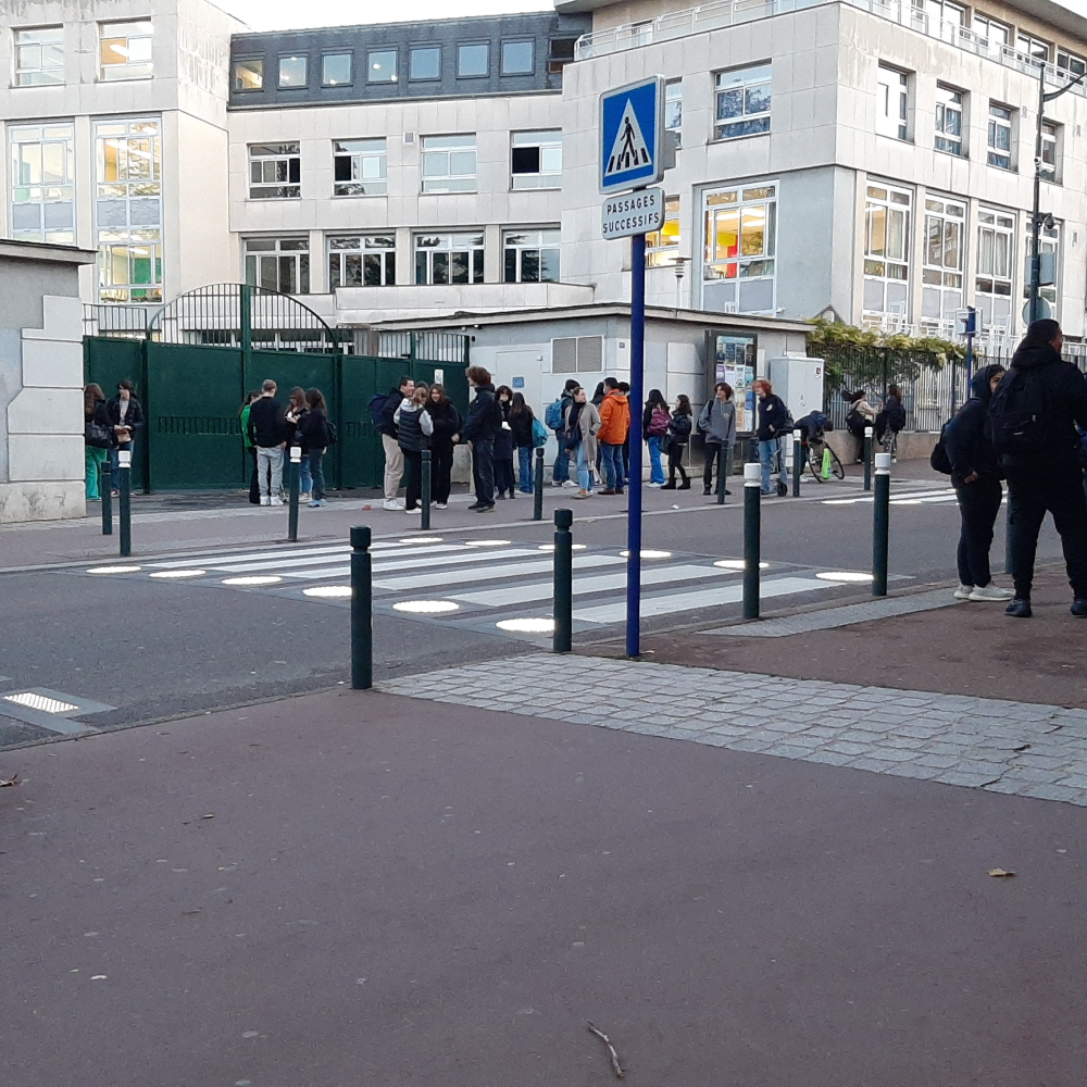 Passage piéton lumineux vu par un piéton sur le trottoir - Étude eye tracker Tobii